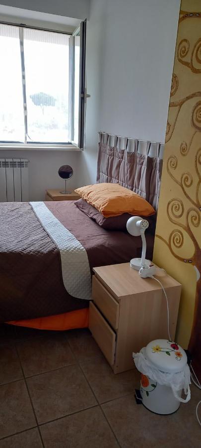 A Santy'S Roomsbagno Condiviso Shared Both2Piano No Lift No Shuttle -No Pasti No Meal,- A Pagamento Air Condit For A Fee Extra Bed For A Fee-Letto Extra A Pagamento -3 Minuti A Piedi Da Bus Per Fiera Di Roma Fiumicino Exterior foto